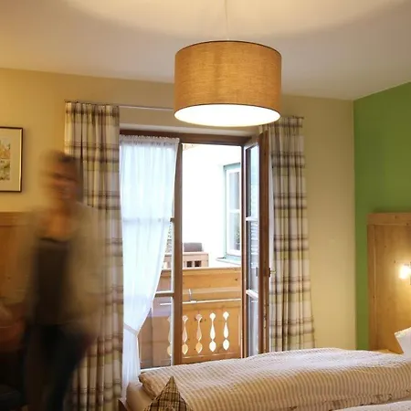 Pensión Gaestehaus Alpin - Inkl. Chiemgau-karte 3*